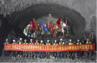 麗香鐵路玉龍雪山隧道建設使用永磁起重器